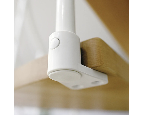 Vue détaillée de la fixation blanche d''une barrière d''escalier sur un escalier en bois