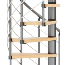 Detailansicht einer Wendeltreppe mit Holzstufen und Metallgeländer