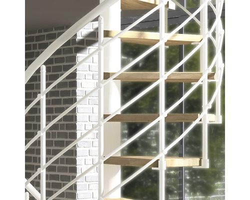 Detailaufnahme einer Wendeltreppe mit Holzstufen und weissem Metallgeländer.