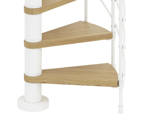 Gros plan d''un escalier en colimaçon avec marches en bois et rampe en métal blanc