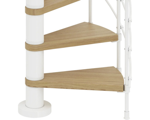 Détail d''un escalier en colimaçon avec marches en bois et rampe blanche