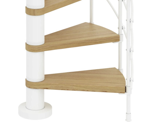 Gros plan d''un escalier en colimaçon avec marches en bois et balustrade en métal blanc.