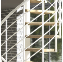 Vue détaillée d''un escalier en colimaçon avec marches en bois et rampe blanche.