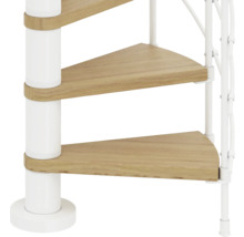 Détail d''un escalier en colimaçon avec marches en bois et garde-corps en métal blanc