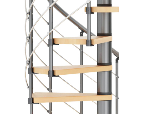 Detailaufnahme einer Wendeltreppe mit Holzstufen und Metallgeländer.