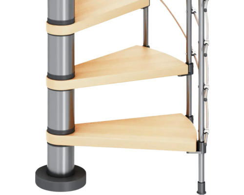 Detailansicht einer Wendeltreppe mit Stufen aus Holz und einem Geländer aus Metall