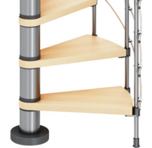 Detailansicht einer Wendeltreppe mit Holzstufen und Metallpfosten.