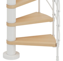 Detail einer Wendeltreppe mit Holzstufen und weissem Metallgeländer