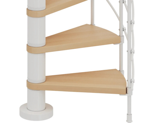 Détail d''un escalier en colimaçon avec des marches en bois et une rampe blanche.