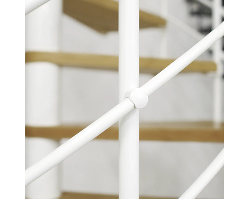 Vue détaillée d''un escalier en colimaçon blanc avec marches en bois