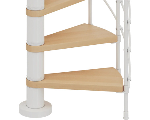 Detailansicht einer Wendeltreppe mit Holzstufen und weissem Metallgeländer.