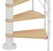 Detailansicht einer Wendeltreppe mit Holzstufen und weissem Geländer