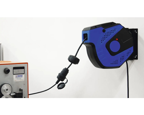 Blaue Kabeltrommel für die Wandmontage mit Kabel