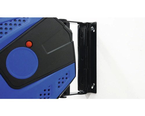 Aufgerollter Schlauch mit Wandhalterung