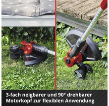 Einhell Akku-Rasentrimmer im Einsatz unter einer Bank und einem Holzsteg
