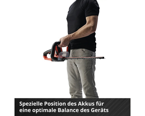 Eine Person hält eine Heckenschere zur Demonstration der optimalen Gerätebalance