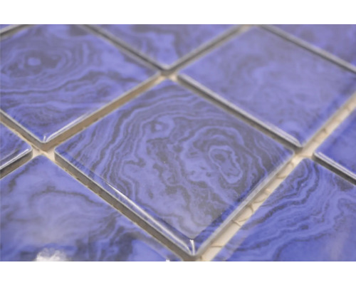 Nahaufnahme von quadratischen Mosaikfliesen mit Maserung