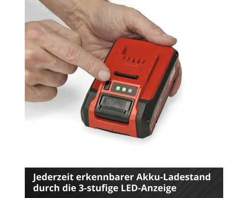 Akkupack mit LED Ladezustandsanzeige wird bedient