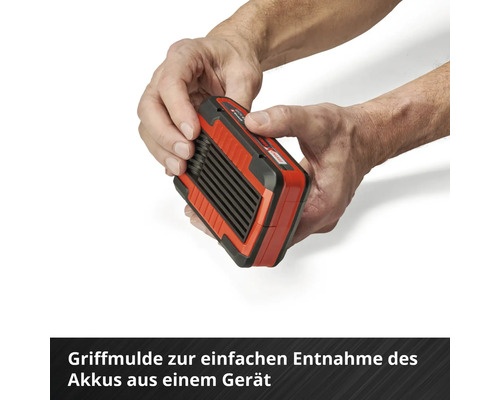 Person hält ein Akku-Ladegerät