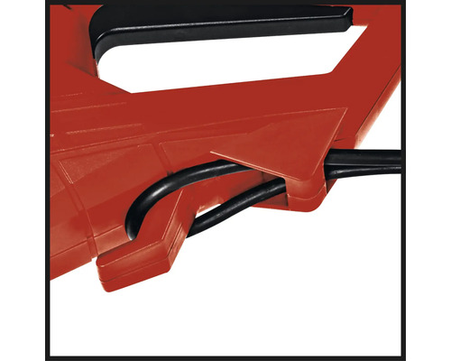 Detail einer Elektro-Heckenschere mit Griff und Stromkabel