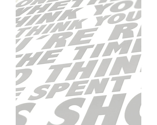 Fond abstrait avec lettrage répétitif.