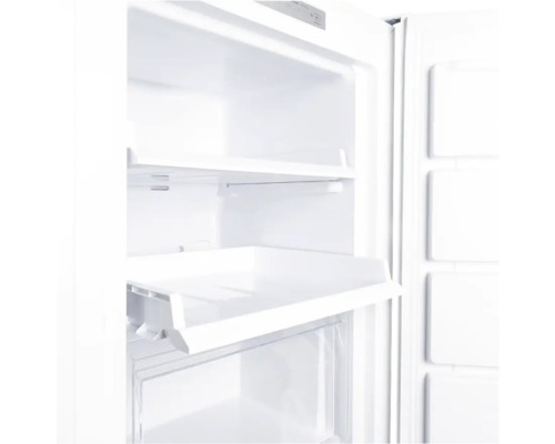 Vue intérieure d''un réfrigérateur vide avec des étagères et des compartiments de porte