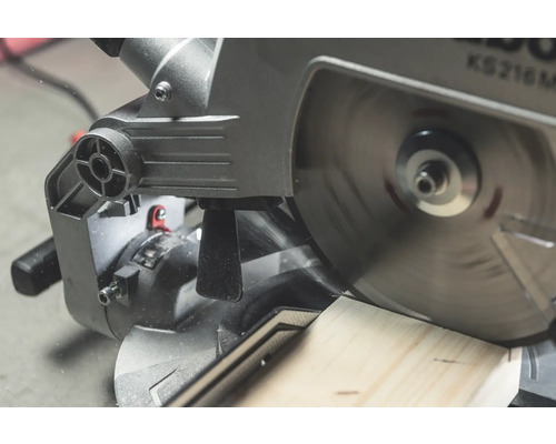 Kapp- und Gehrungssäge beim Sägen eines Holzstücks