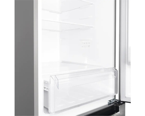 Innenansicht eines Kühlschranks mit Regalen und einer Schublade