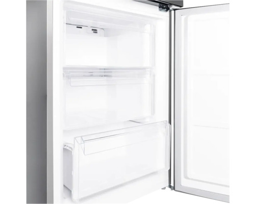 Innenansicht eines Kühlschranks mit offenen Schubladen