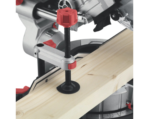 Vue détaillée d''une scie à onglet avec support de pièce et planche en bois.