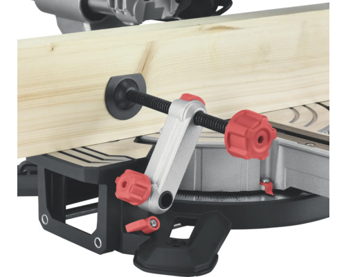 Tension de la pièce sur une scie à onglet avec serre-joint