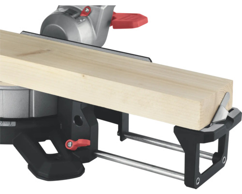 Pièce à travailler en bois sur une scie à onglet pour la coupe