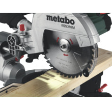Metabo Kappsäge beim Schneiden von Holz