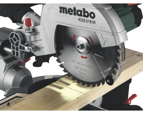 Metabo Kappsäge beim Schneiden von Holz
