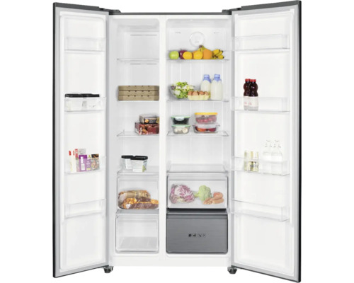 Geöffneter Side-by-Side Kühlschrank mit Lebensmitteln