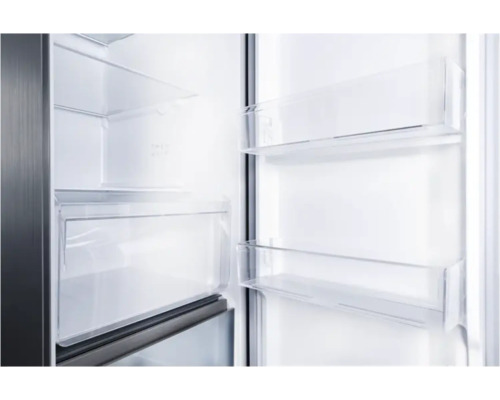 Innenansicht eines leeren Kühlschranks mit Regalen und Schubladen