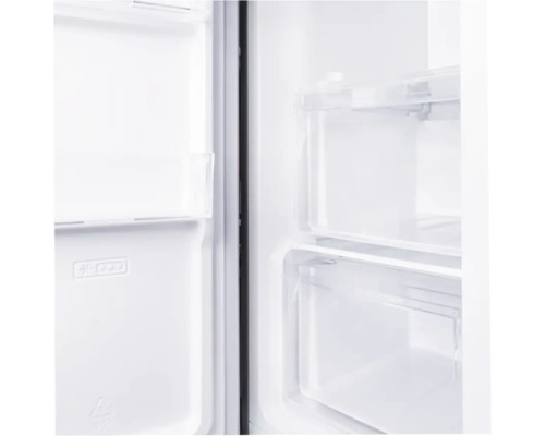 Innenraum eines Kühlschranks mit Regalen und Schubladen