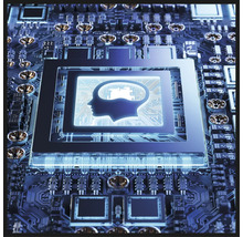 Nahaufnahme einer Computerplatine mit einer stilisierten Darstellung eines menschlichen Kopfes, die künstliche Intelligenz symbolisiert.