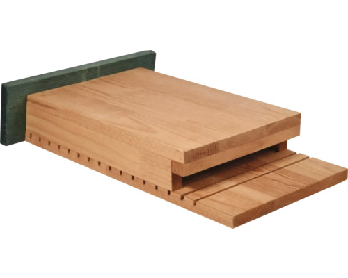 Insektenhotel aus Holz mit Schlitz am Eingang