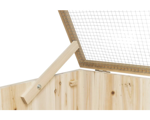 Vue détaillée d''un poulailler en bois avec couvercle en treillis métallique