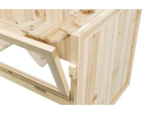 Vue détaillée d''un banc en bois non traité avec porte-gobelets pour l''extérieur