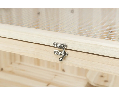 Vue détaillée d''un boîtier en bois avec fermeture métallique et treillis métallique