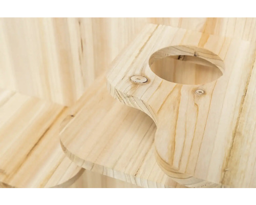 Vue détaillée d''un casier à vin en bois avec des découpes rondes