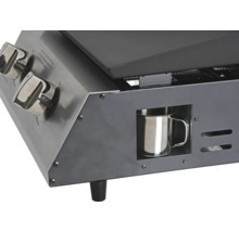 Detailansicht eines Grills mit Gasregler und Becherhalter
