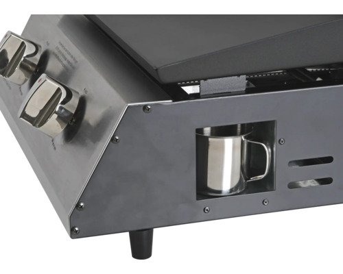 Detailansicht eines Grills mit Gasregler und Becherhalter