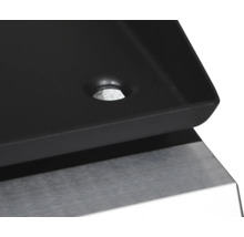 Detailaufnahme einer Grillplatte aus Metall mit Loch