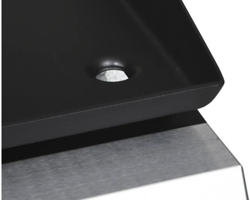 Detailaufnahme einer Grillplatte aus Metall mit Loch