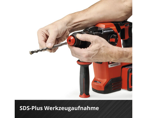 Gros plan d'un homme insérant un foret dans un marteau perforateur