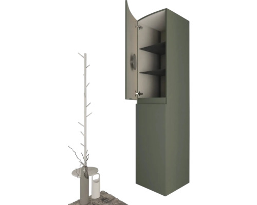 Armoire haute avec porte ouverte et étagères à côté d''un portemanteau