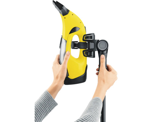 Aspirateur de vitres avec manche dans les mains